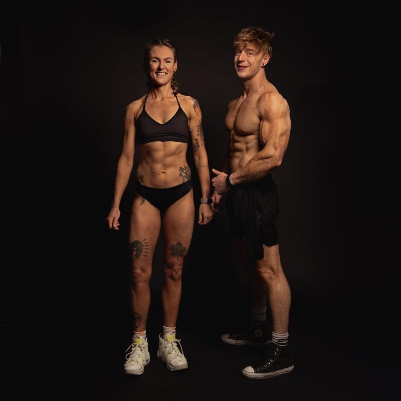 Vincent Gerbert naast een sporter in de fotostudio