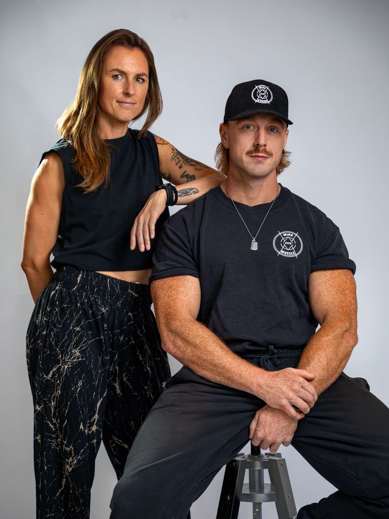 Vincent Gerbert in Mind Over Muscle-kleding in de fotostudio